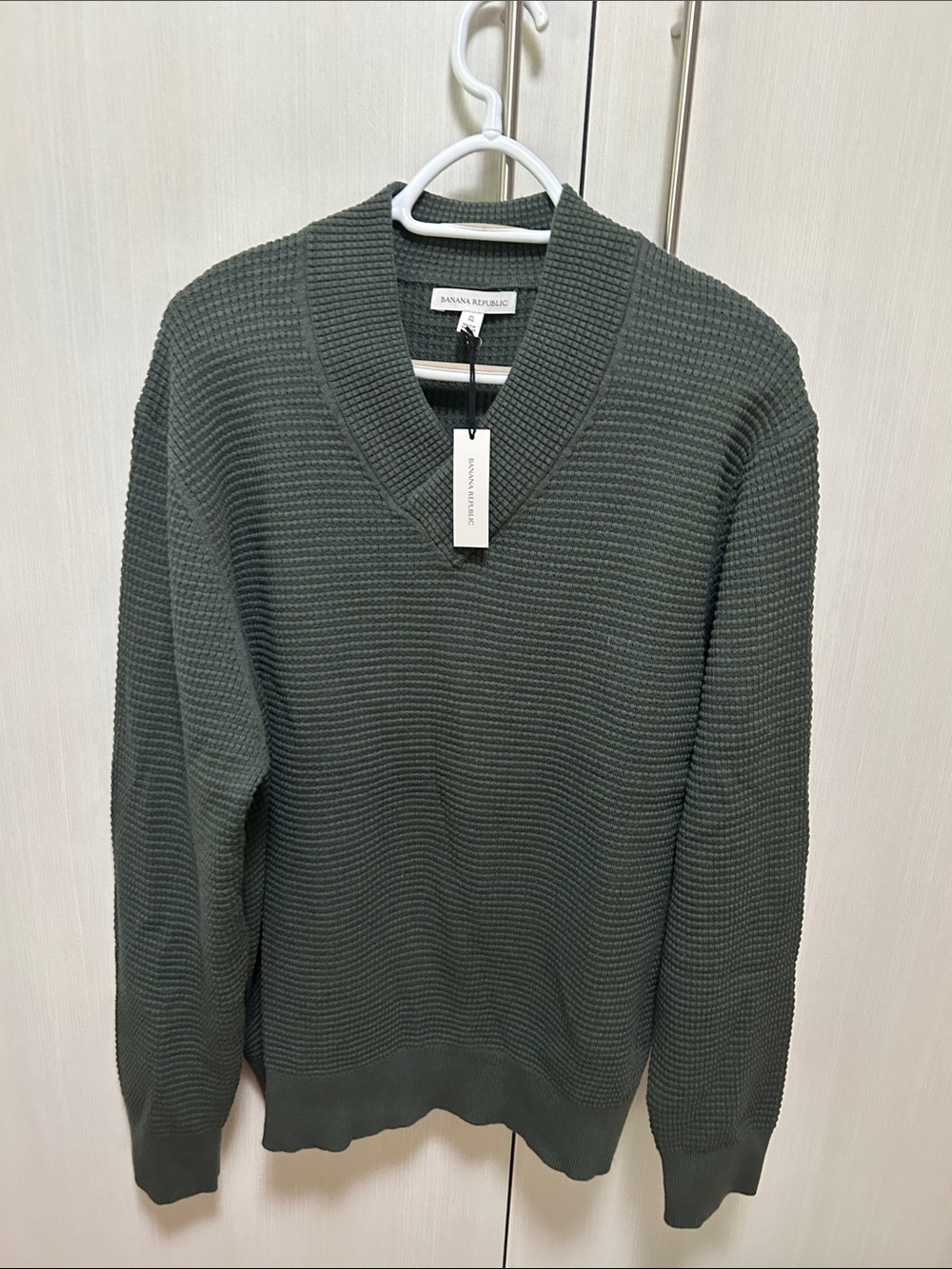 Banana Republic Men's Olive V-Neck Waffle Knit Sweater